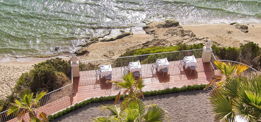 05-outdoors-dining-in-grecotel-mandola-rosa-cap-voyage