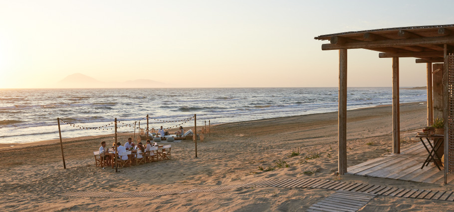 05-overlooking-the-sunset-in-la-riviera-beach-bar