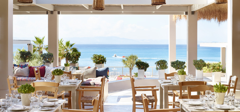 03-lavish-greek-al-fresco-dining-overlooking-the-sea-in-taverna-tavernaki