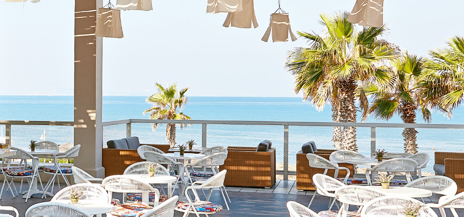 italian-cuisine-on-the-seafront-trattoria-greca